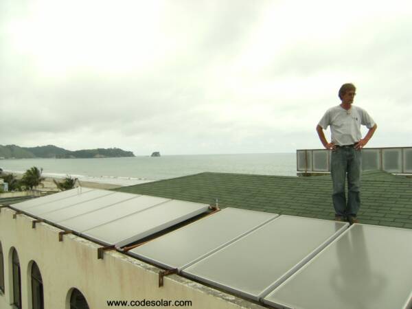 Instalación de paneles solares térmicos para duchas en el Hotel Sun Palace Atacames, EsmeraldasEl sistema solar garantiza el agua caliente de las duchas del hotel