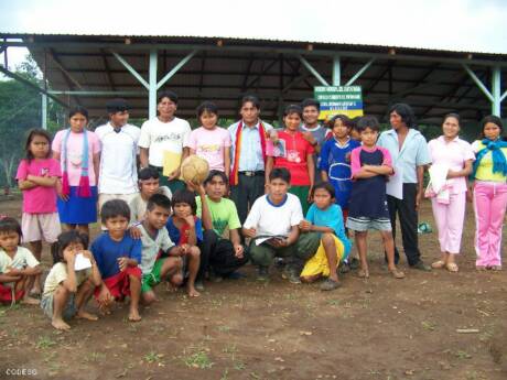 Energía eléctrica solar usada para la computadora comunal en las provincias Morona Santiago y Pastaza Región Amazonica Ecuador Sudamérica