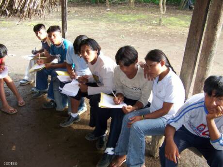 Energía eléctrica solar usada para la computadora comunal en las provincias Morona Santiago y Pastaza Región Amazonica Ecuador Sudamérica