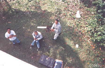 Instalando el sistema solar de bombeo de agua entubada